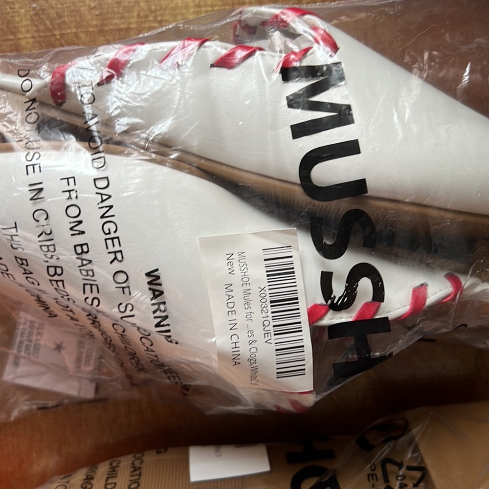 NWT MUSSHOE Red and white Mules for Women Slip On Pointed Toe Sz 9 Loafers Flats - Picture 8 of 9